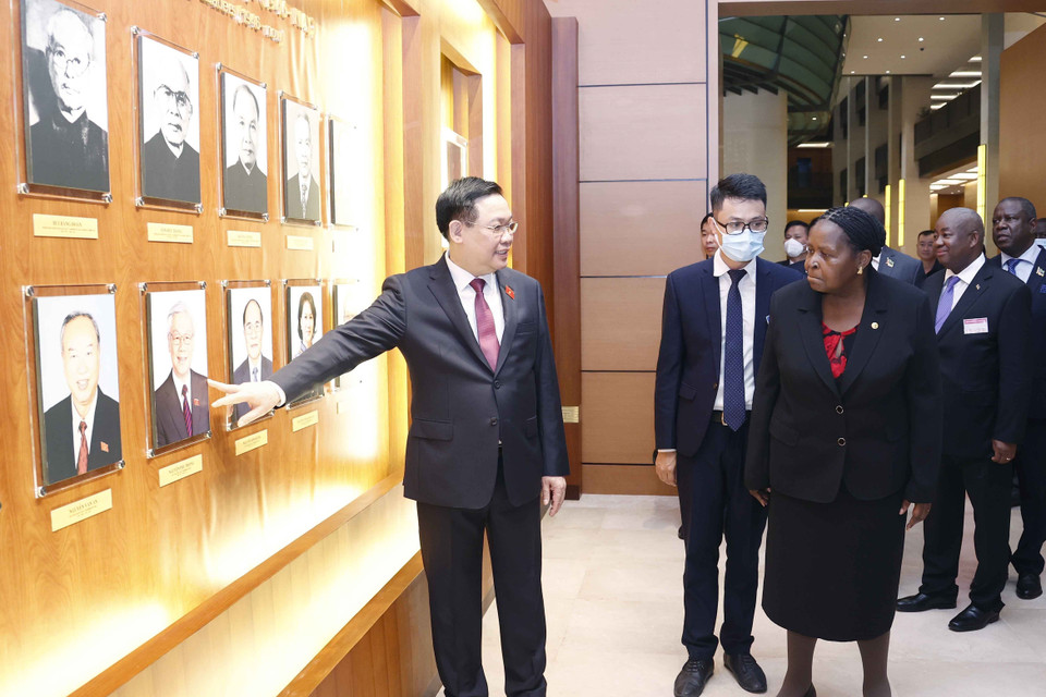 Chủ tịch Quốc hội Vương Đình Huệ cùng Chủ tịch Quốc hội Cộng hòa Mozambique Esperanca Laurinda Francisco Nhiuane Bias tham quan Phòng Truyền thống Quốc hội. (Ảnh: Doãn Tấn/TTXVN)