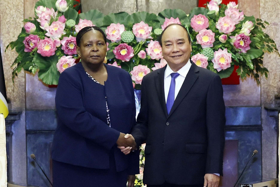 Chủ tịch nước Nguyễn Xuân Phúc tiếp Chủ tịch Quốc hội Cộng hòa Mozambique. (Ảnh: Thống Nhất/TTXVN)