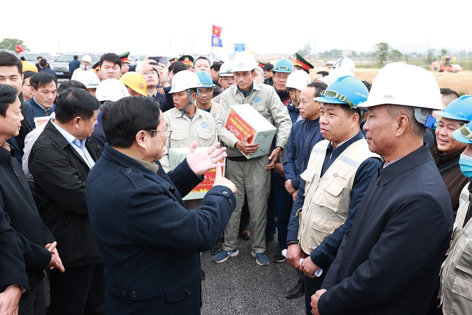 Thủ tướng Phạm Minh Chính kiểm tra giao nhiệm vụ cho các đơn vị thi công nút giao Đông Xuân. (Ảnh: Dương Giang/TTXVN)