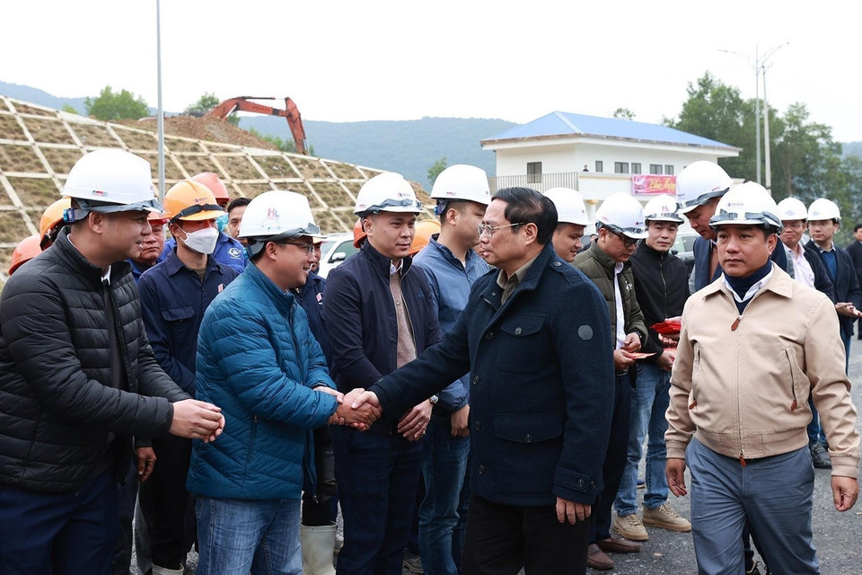 Thủ tướng Phạm Minh Chính động viên, chúc mừng năm mới tới kỹ sư, công nhân thi công hầm Thung Thi thuộc dự án thành phần cao tốc Mai Sơn-Quốc lộ 45. (Ảnh: Dương Giang/TTXVN)