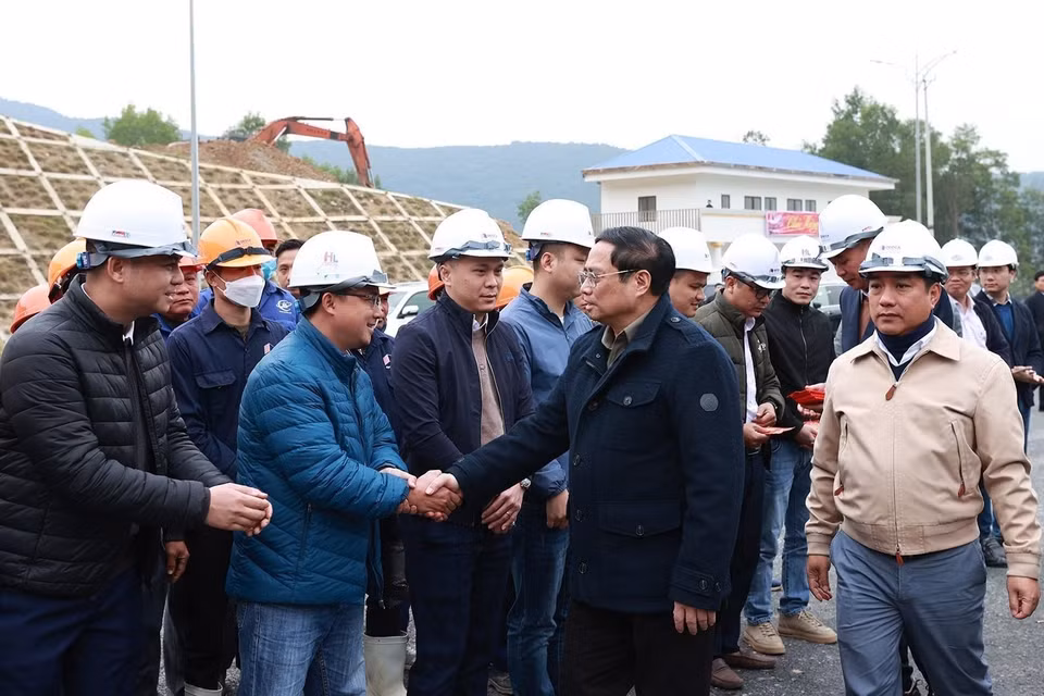 Thủ tướng Phạm Minh Chính động viên, chúc mừng năm mới tới kỹ sư, công nhân thi công hầm Thung Thi thuộc dự án thành phần cao tốc Mai Sơn-Quốc lộ 45. (Ảnh: Dương Giang/TTXVN)