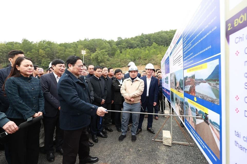 Thủ tướng Phạm Minh Chính kiểm tra và nghe báo cáo về tình hình thực hiện dự án thành phần cao tốc Mai Sơn-Quốc lộ 45. (Ảnh: Dương Giang/TTXVN)