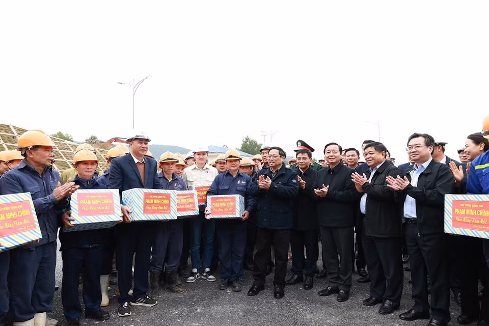 Thủ tướng Phạm Minh Chính động viên, chúc mừng năm mới tới kỹ sư, công nhân thi công hầm Thung Thi thuộc dự án thành phần cao tốc Mai Sơn-Quốc lộ 45. (Ảnh: Dương Giang/TTXVN)