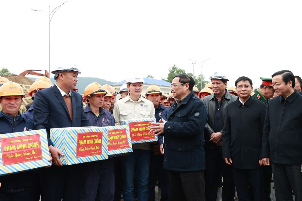 Thủ tướng Phạm Minh Chính động viên, chúc mừng năm mới tới kỹ sư, công nhân thi công hầm Thung Thi thuộc dự án thành phần cao tốc Mai Sơn-Quốc lộ 45. (Ảnh: Dương Giang/TTXVN)