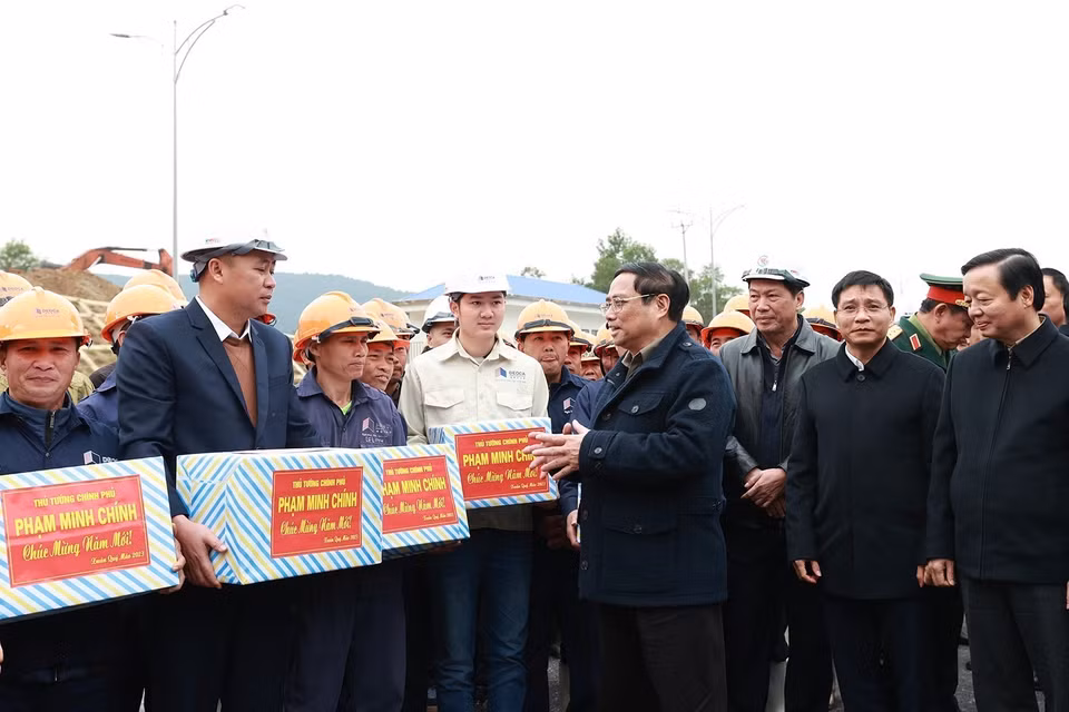 Thủ tướng Phạm Minh Chính động viên, chúc mừng năm mới tới kỹ sư, công nhân thi công hầm Thung Thi thuộc dự án thành phần cao tốc Mai Sơn-Quốc lộ 45. (Ảnh: Dương Giang/TTXVN)