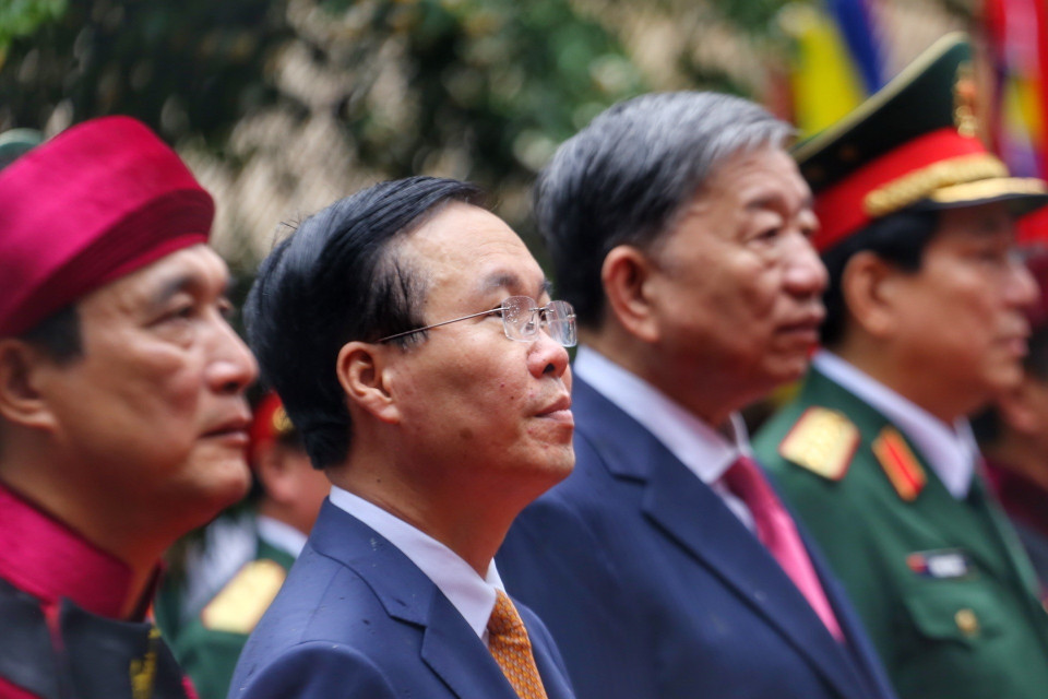 Chủ tịch nước Võ Văn Thưởng cùng lãnh đạo cấp cao của Đảng, Nhà nước tại Đền Thượng. (Ảnh: Tuấn Đức/TTXVN)