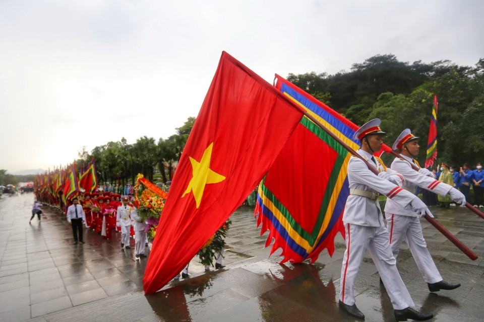 Đoàn Hành lễ khởi hành lên đỉnh Nghĩa Lĩnh. (Ảnh: Tuấn Đức/TTXVN)