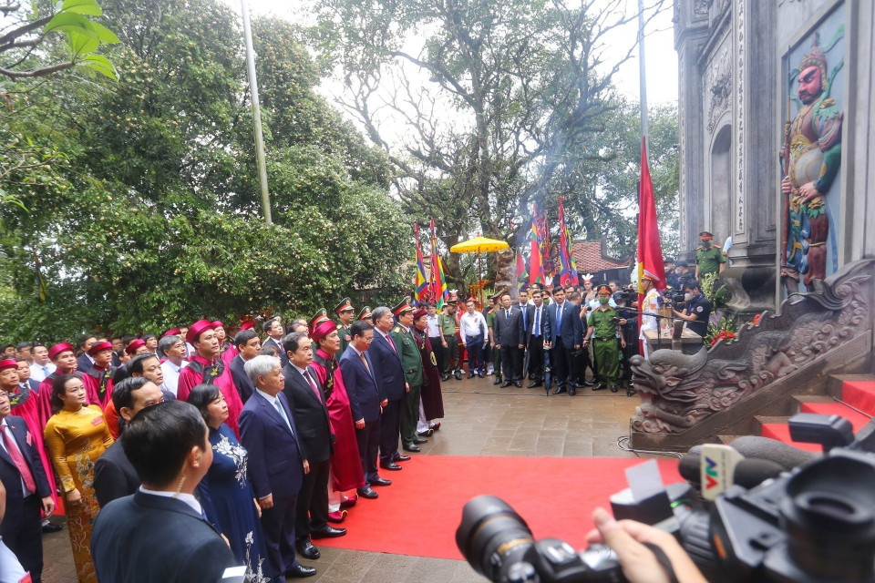 Chủ tịch nước Võ Văn Thưởng cùng lãnh đạo cấp cao của Đảng, Nhà nước làm lễ tại Đền Thượng. (Ảnh: Tuấn Đức/TTXVN)