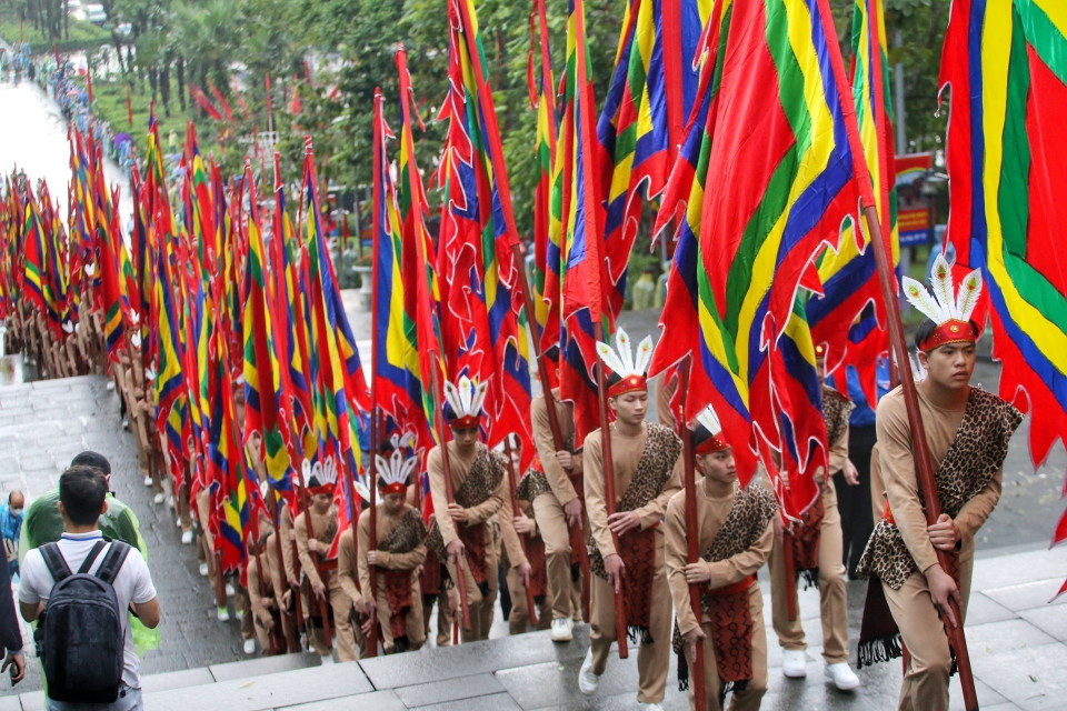 Đoàn Hành lễ khởi hành lên đỉnh Nghĩa Lĩnh linh thiêng. (Ảnh: Tuấn Đức/TTXVN)