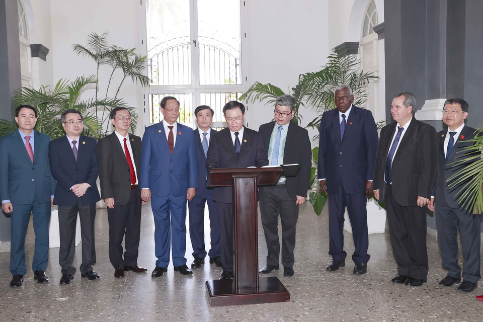 Chủ tịch Quốc hội Vương Đình Huệ ghi sổ lưu niệm. (Ảnh: Doãn Tấn/TTXVN)