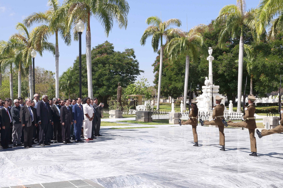 Chủ tịch Quốc hội Vương Đình Huệ, Chủ tịch Quốc hội Chính quyền Nhân dân nước Cộng hòa Cuba Esteban Lazo Hernandez chứng kiến Lễ đổi gác; sau đó dâng hoa tại Mộ Anh hùng dân tộc Jose Marti. (Ảnh: Doãn Tấn/TTXVN)