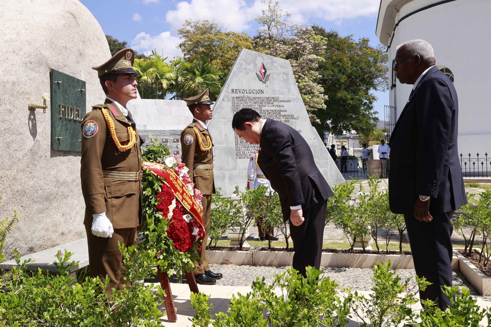 Chủ tịch Quốc hội Vương Đình Huệ và Chủ tịch Quốc hội Chính quyền Nhân dân nước Cộng hòa Cuba Esteban Lazo Hernandez dâng hoa lãnh tụ Fidel Castro. (Ảnh: Doãn Tấn/TTXVN)