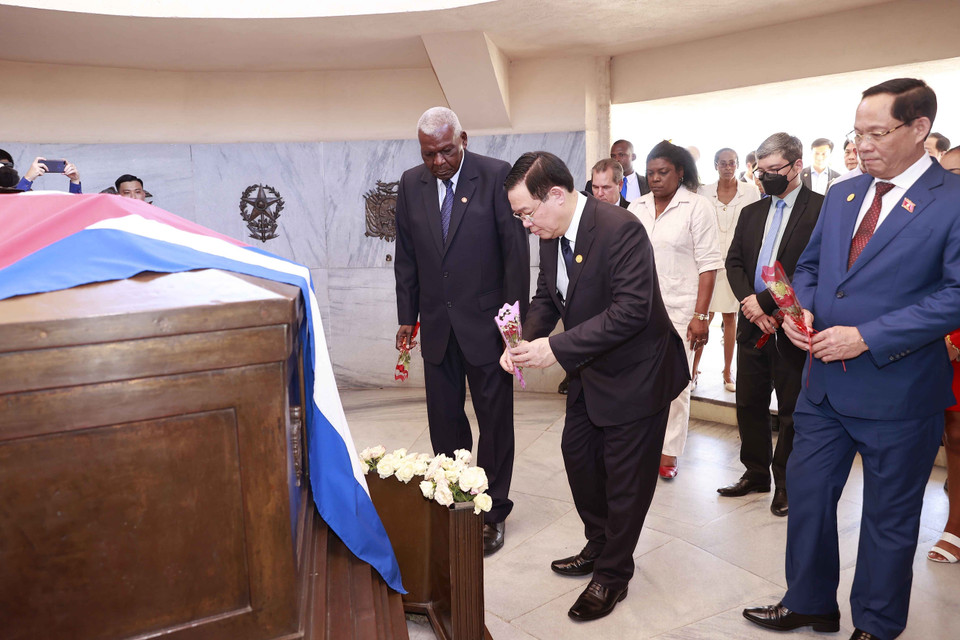 Chủ tịch Quốc hội Vương Đình Huệ, Chủ tịch Quốc hội Chính quyền Nhân dân nước Cộng hòa Cuba Esteban Lazo Hernandez dâng hoa tại mộ Anh hùng dân tộc Jose Marti. (Ảnh: Doãn Tấn/TTXVN)