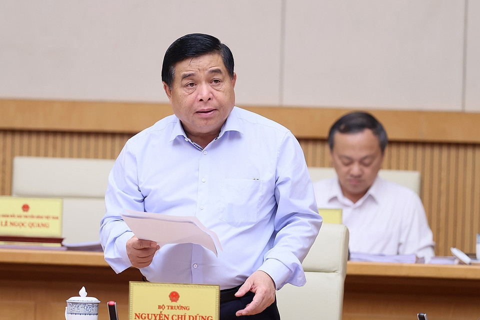 Bộ trưởng Bộ Kế hoạch và Đầu tư Nguyễn Chí Dũng báo cáo tình hình kinh tế-xã hội tháng Chín. (Ảnh: Dương Giang/TTXVN)