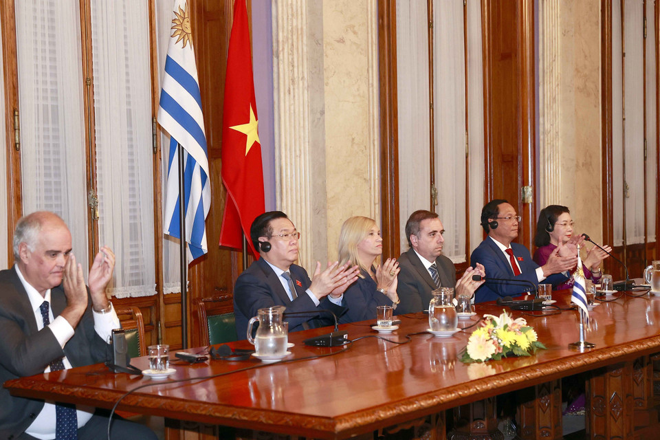 Chủ tịch Quốc hội Vương Đình Huệ, Chủ tịch Thượng viện Beatriz Argimon, Chủ tịch Hạ viện Sebastian Andujar và các đại biểu dự Lễ ra mắt Nhóm Nghị sỹ hữu nghị Đông Uruguay-Việt Nam và Nhóm Nghị sỹ hữu nghị Việt Nam-Đông Uruguay. (Ảnh: Doãn Tấn/TTXVN)