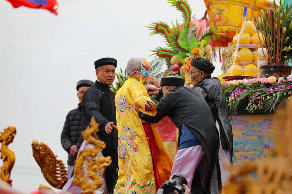 Cụ cao niên ở Đọi Sơn được làm lễ nhập linh khí Vua Lê Đại Hành, khoác long bào, đeo mặt nạ (hóa thân thành vua) bắt đầu nghi lễ tịch điền. (Ảnh: Thanh Tùng/TTXVN)