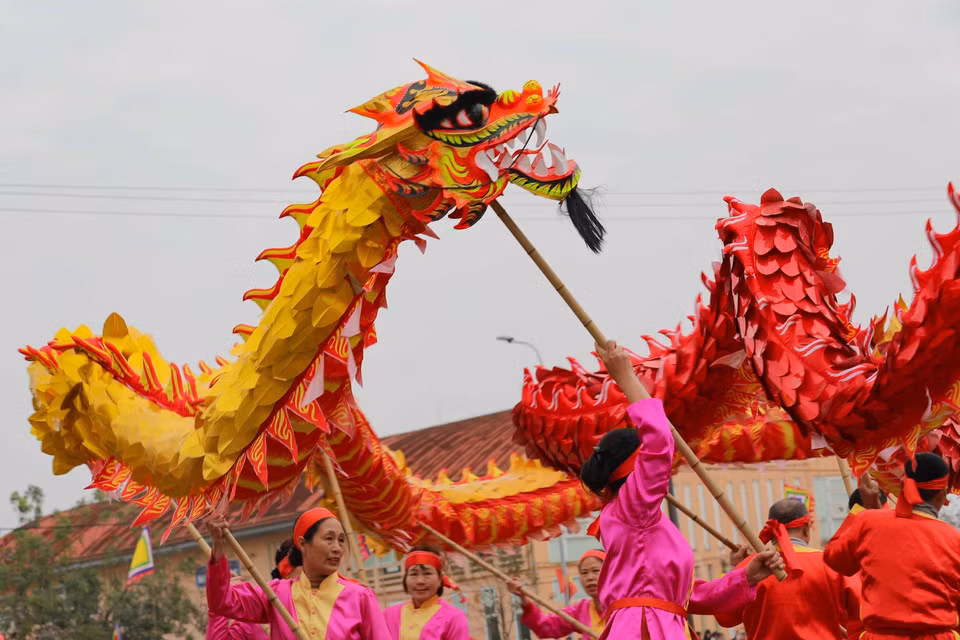 Màn múa rồng mừng khai hội. (Ảnh: Thanh Tùng/TTXVN)