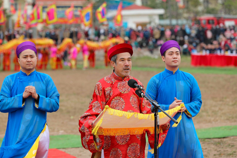 Đại diện bô lão đọc văn trình Vua Lê Đại Hành và kính cáo tổ tiên. (Ảnh: Thanh Tùng/TTXVN)