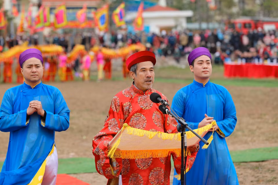 Đại diện bô lão đọc văn trình Vua Lê Đại Hành và kính cáo tổ tiên. (Ảnh: Thanh Tùng/TTXVN)