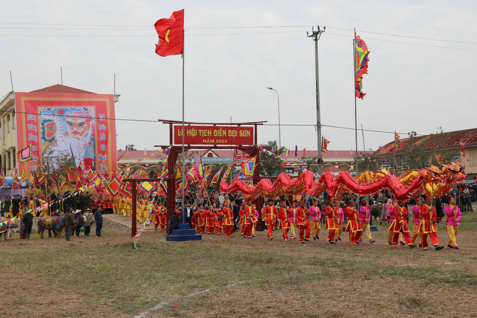 Lễ rước kiệu và linh vị Vua Lê Đại Hành về sân Tịch điền. (Ảnh: Thanh Tùng/TTXVN)