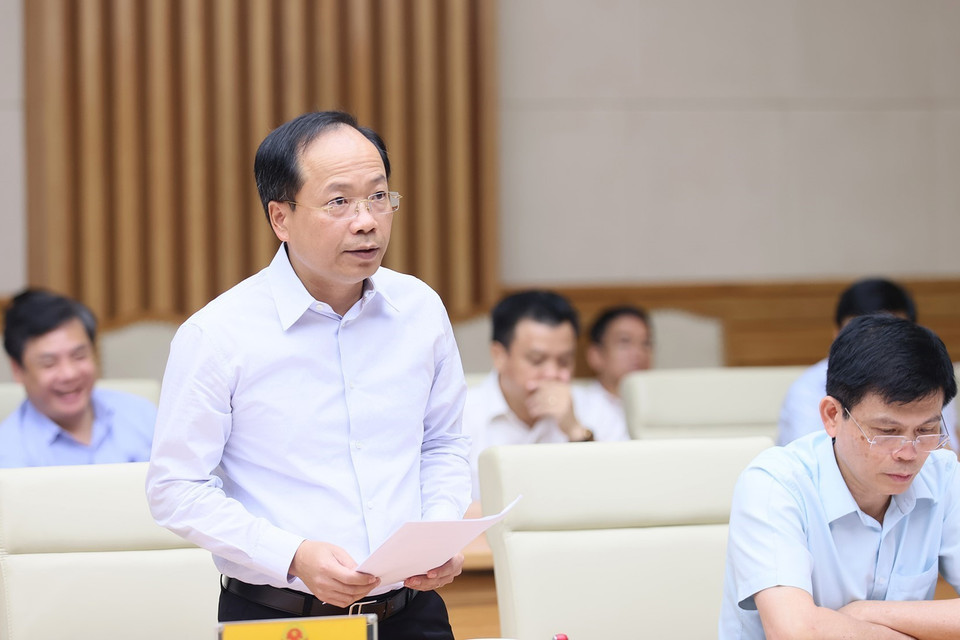 Thứ trưởng Bộ Giao thông Vận tải Nguyễn Duy Lâm báo cáo tình hình triển khai các công trình, dự án trọng điểm ngành giao thông vận tải. (Ảnh: Dương Giang/TTXVN)