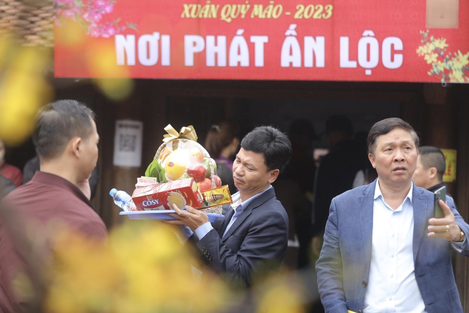 Người dân địa phương và du khách sắp lễ đến đền Trần từ sáng sớm 4/2. (Ảnh: Minh Quyết/TTXVN)