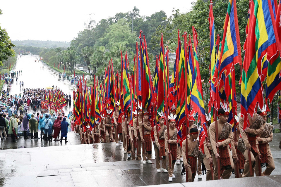  Đoàn Hành lễ khởi hành lên đỉnh Nghĩa Lĩnh linh thiêng. (Ảnh: Trung Kiên/TTXVN)