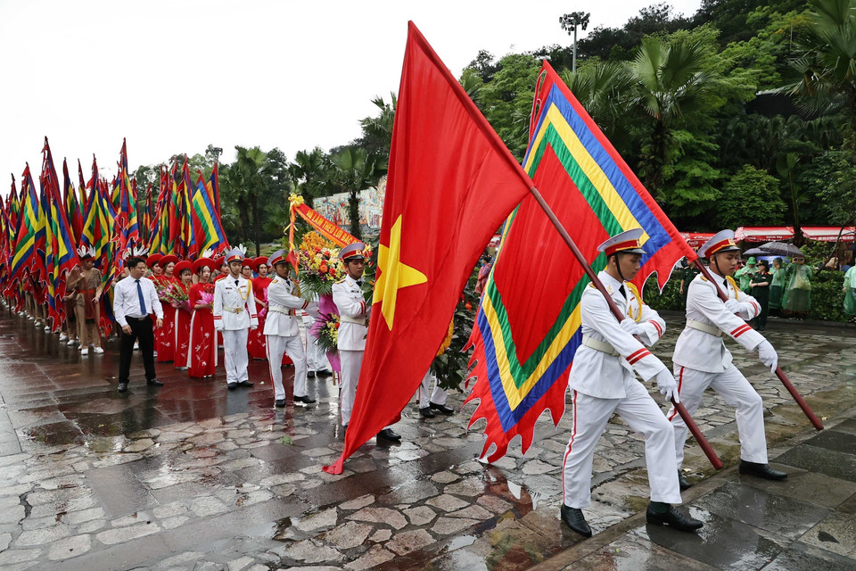 Đúng 6 giờ 30 phút, Đoàn Hành lễ khởi hành lên đỉnh Nghĩa Lĩnh linh thiêng. (Ảnh: Trung Kiên/TTXVN)