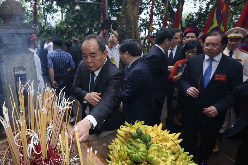 Các đại biểu dâng hương tại Lăng Vua Hùng. (Ảnh: Thống Nhất/TTXVN)