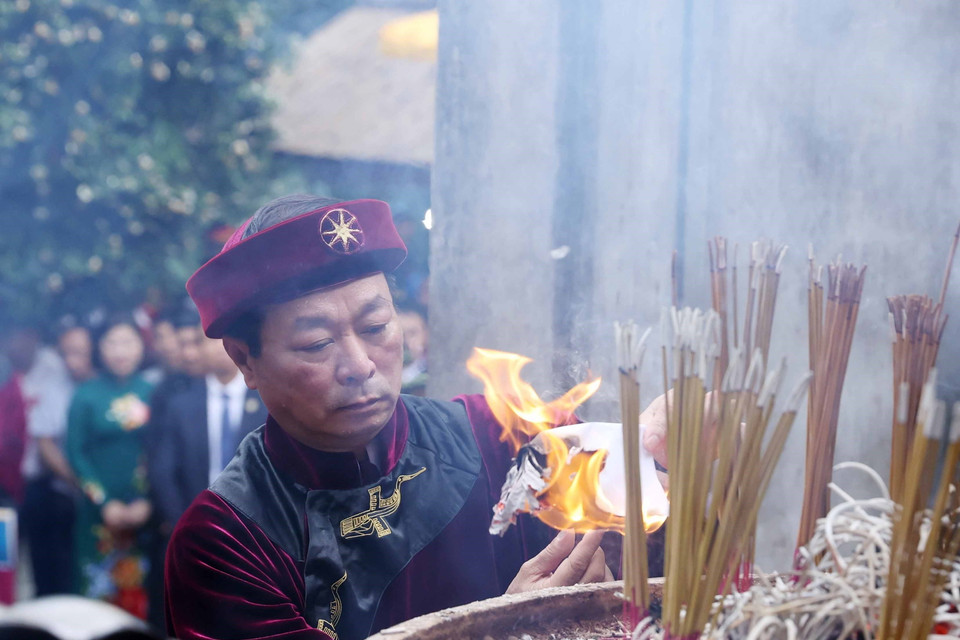 Ông Bùi Văn Quang, Phó Bí thư Tỉnh ủy, Chủ tịch Ủy ban Nhân dân tỉnh Phú Thọ thực hiện nghi lễ hóa văn khấn. (Ảnh: Thống Nhất/TTXVN)