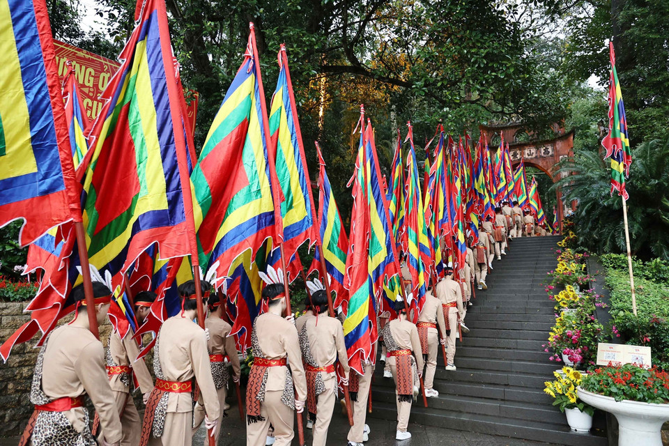 Đúng 6 giờ 30 phút, Đoàn Hành lễ khởi hành lên đỉnh Nghĩa Lĩnh linh thiêng. (Ảnh: Trung Kiên/TTXVN)