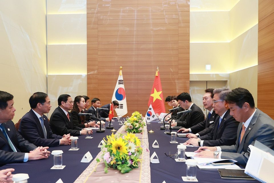 Thủ tướng Phạm Minh Chính hội kiến Tổng thống Hàn Quốc Yoon Suk-yeol. (Ảnh: Dương Giang/TTXVN)