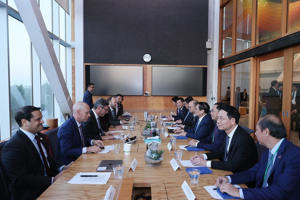 Thủ tướng Phạm Minh Chính làm việc với ông Joel Kaplan, Phó Chủ tịch phụ trách Chính sách Công toàn cầu của Tập đoàn META. (Ảnh: Dương Giang/TTXVN)