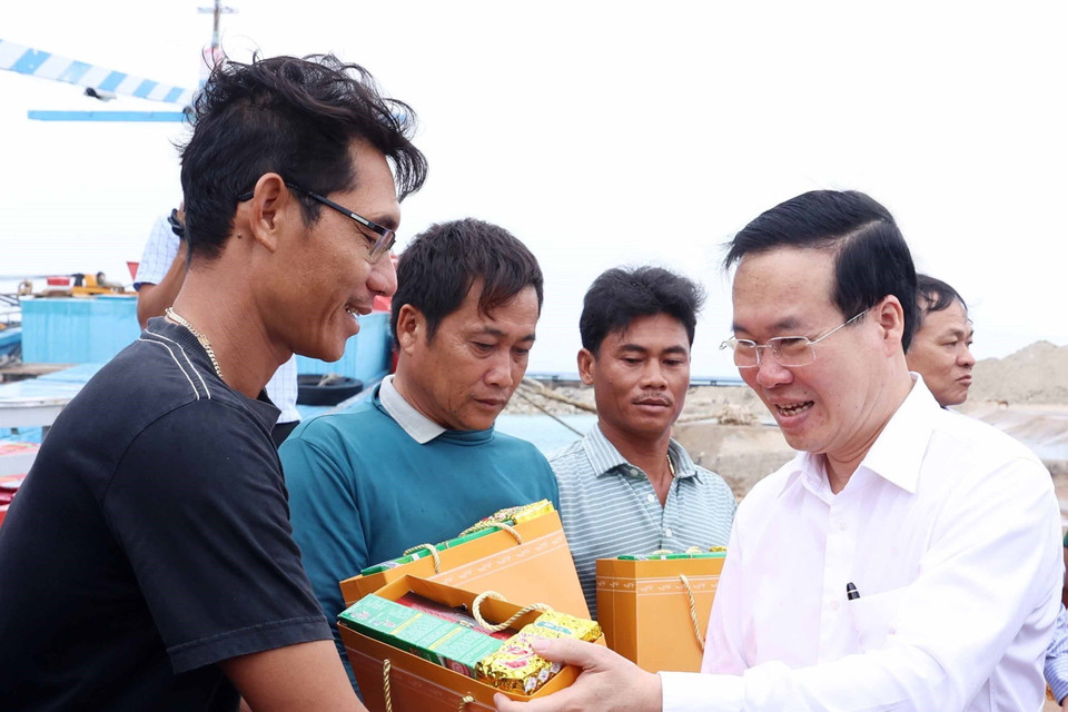 Chủ tịch nước Võ Văn Thưởng tặng quà cho người dân huyện Phú Quý. (Ảnh: Thống Nhất/TTXVN)