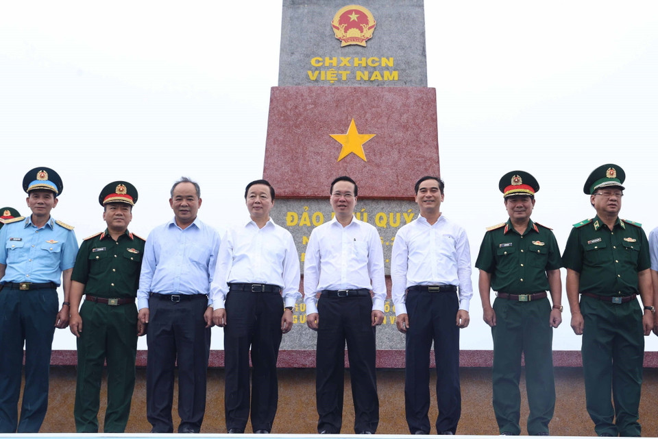 Chủ tịch nước Võ Văn Thưởng chụp ảnh chung với các đại biểu. (Ảnh: Thống Nhất/TTXVN)