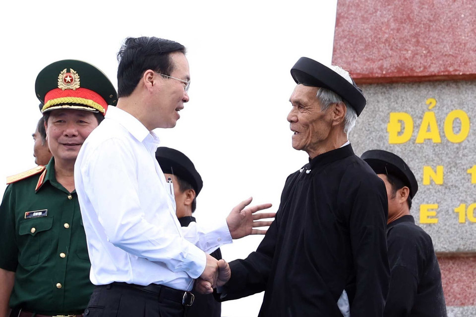 Chủ tịch nước Võ Văn Thưởng trò chuyện với người dân huyện Phú Quý. (Ảnh: Thống Nhất/TTXVN)