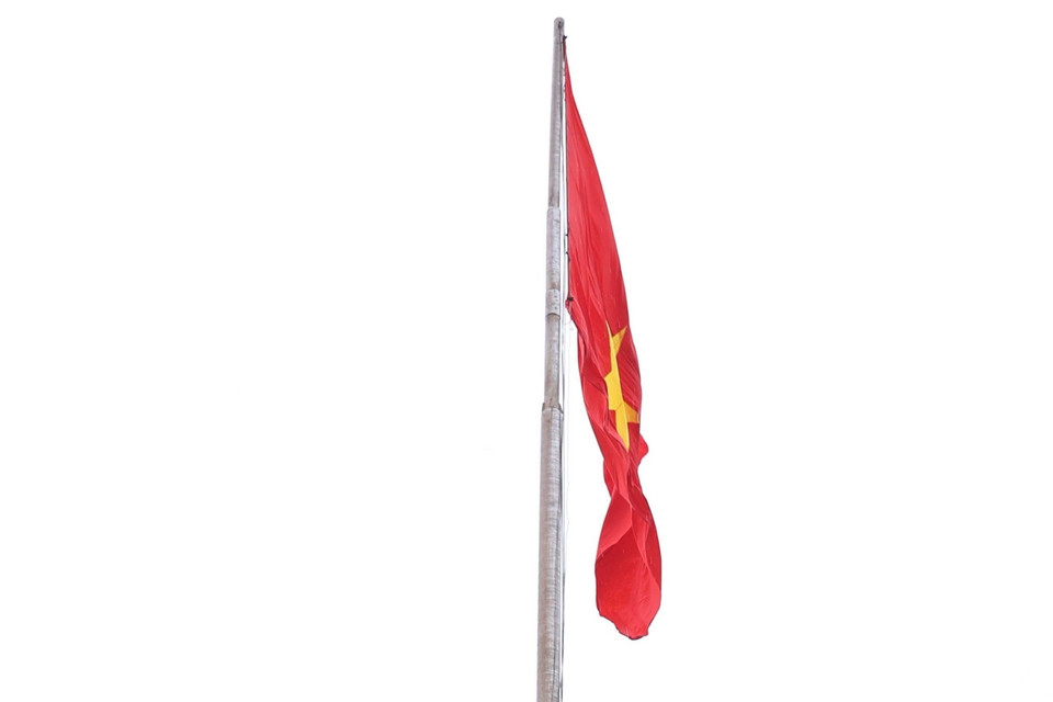 Chủ tịch nước Võ Văn Thưởng tặng cờ Tổ quốc cho Đoàn Thanh niên đảo Phú Quý. (Ảnh: Thống Nhất/TTXVN)