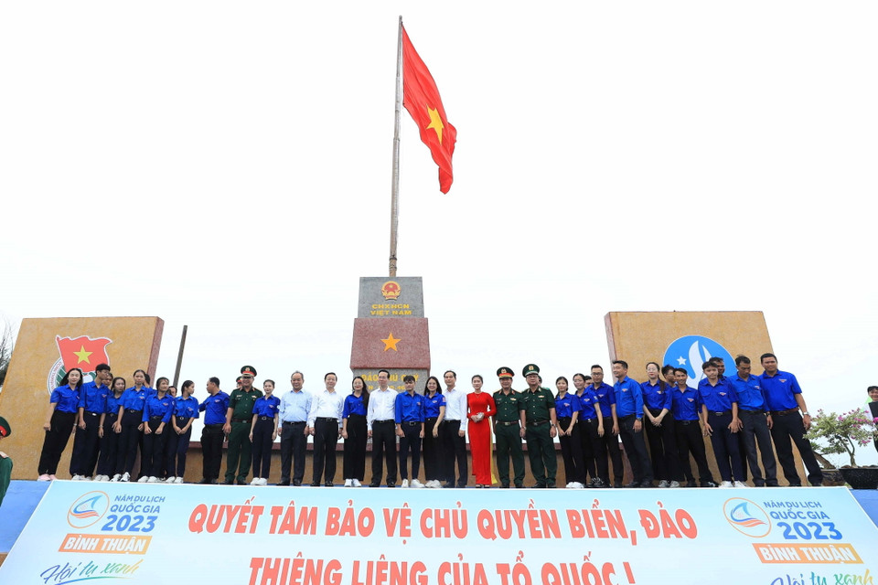 Chủ tịch nước Võ Văn Thưởng chụp ảnh chung với các đại biểu. (Ảnh: Thống Nhất/TTXVN)