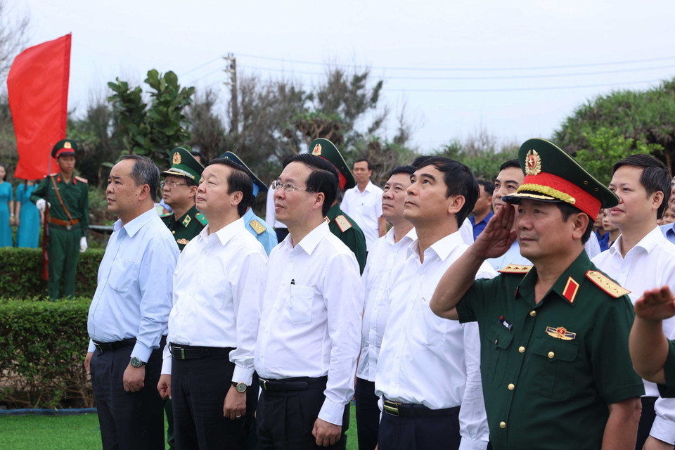 Chủ tịch nước Võ Văn Thưởng và các đại biểu thực hiện nghi thức chào cờ tại cột cờ Phú Quý. (Ảnh: Thống Nhất/TTXVN)