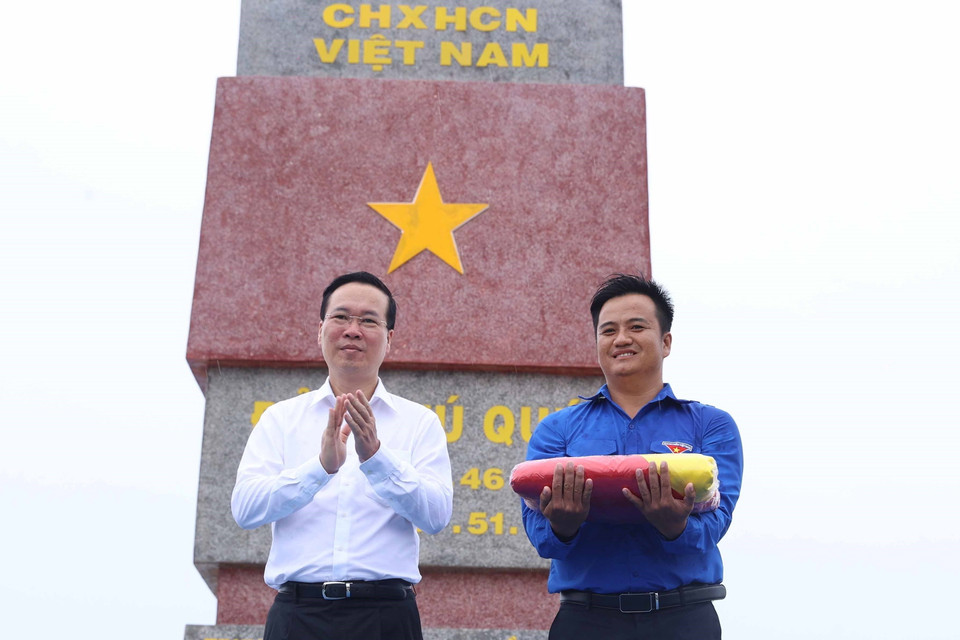 Chủ tịch nước Võ Văn Thưởng tặng lá cờ Tổ quốc cho Đoàn Thanh niên đảo Phú Quý. (Ảnh: Thống Nhất/TTXVN)