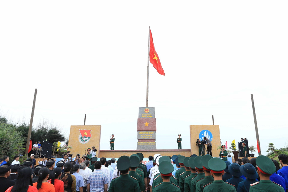 Chủ tịch nước Võ Văn Thưởng và các đại biểu thực hiện nghi thức chào cờ tại cột cờ Phú Quý. (Ảnh: Thống Nhất/TTXVN)