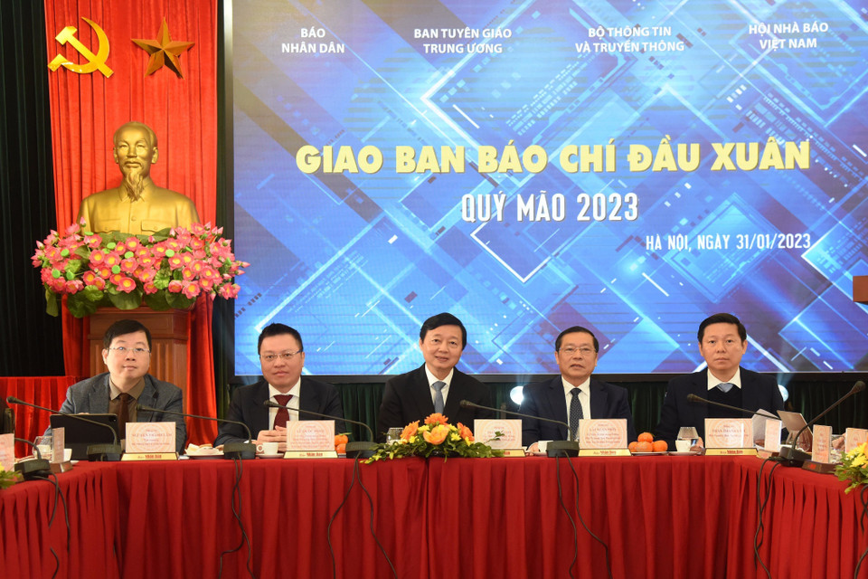 Phó Thủ tướng Trần Hồng Hà, lãnh đạo Ban Tuyên giáo Trung ương, Bộ Thông tin và Truyền thông, Báo Nhân Dân và Hội Nhà báo Việt Nam đồng chủ trì Giao ban báo chí đầu Xuân Quý Mão 2023. (Ảnh: TTXVN)