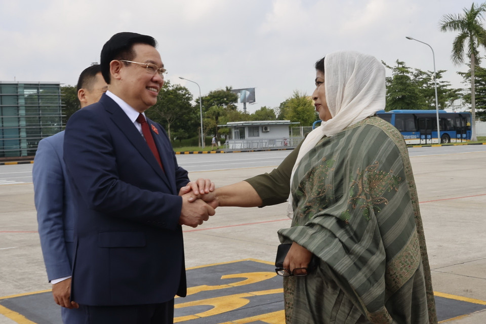 Đại diện Đại sứ quán Cộng hòa Nhân dân Bangladesh tiễn Chủ tịch Quốc hội Vương Đình Huệ tại Sân bay Quốc tế Nội Bài. (Ảnh: Doãn Tấn/TTXVN)