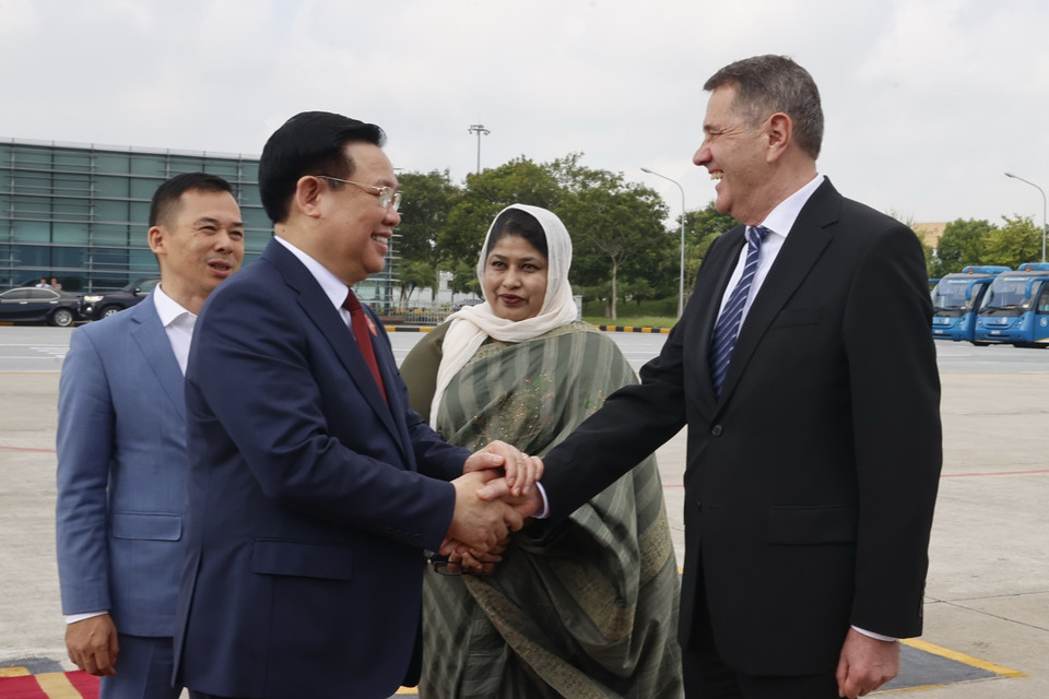 Đại diện Đại sứ quán Cộng hòa Bulgaria và Cộng hòa Nhân dân Bangladesh tiễn Chủ tịch Quốc hội Vương Đình Huệ tại Sân bay Quốc tế Nội Bài. (Ảnh: Doãn Tấn/TTXVN)