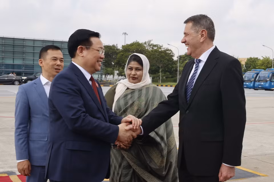 Đại diện Đại sứ quán Cộng hòa Bulgaria và Cộng hòa Nhân dân Bangladesh tiễn Chủ tịch Quốc hội Vương Đình Huệ tại Sân bay Quốc tế Nội Bài. (Ảnh: Doãn Tấn/TTXVN)
