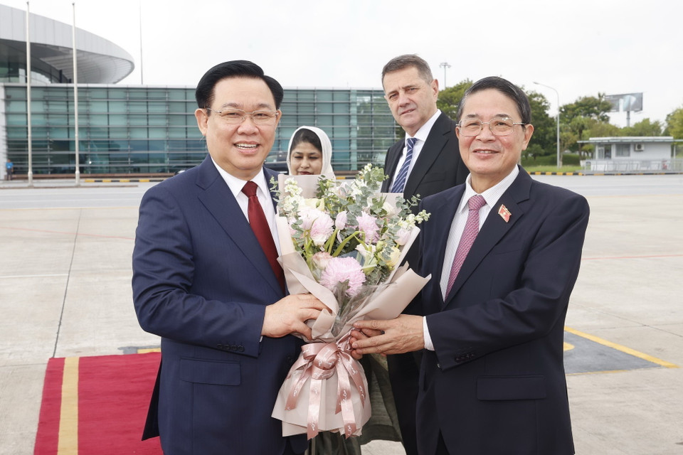 Phó Chủ tịch Quốc hội Nguyễn Đức Hải cùng đại diện Đại sứ quán Cộng hòa Nhân dân Bangladesh và Cộng hòa Bulgaria tiễn Chủ tịch Quốc hội Vương Đình Huệ tại Sân bay Quốc tế Nội Bài. (Ảnh: Doãn Tấn/TTXVN)