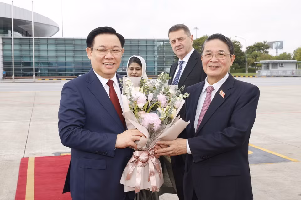Phó Chủ tịch Quốc hội Nguyễn Đức Hải cùng đại diện Đại sứ quán Cộng hòa Nhân dân Bangladesh và Cộng hòa Bulgaria tiễn Chủ tịch Quốc hội Vương Đình Huệ tại Sân bay Quốc tế Nội Bài. (Ảnh: Doãn Tấn/TTXVN)
