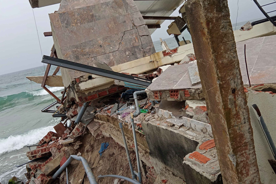 Nhiều nhà ở của người dân phường Cẩm An, thành phố Hội An bị sóng biển đánh sập. (Ảnh: Đoàn Hữu Trung/TTXVN)