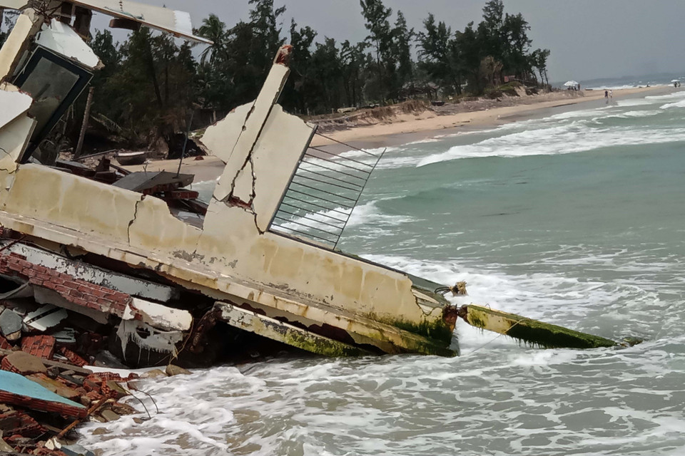 Một dãy gồm 5 ngôi nhà của người dân ở khối phố Thạnh Mỹ, phường Cẩm An đã bị sóng biển đánh sập và cuốn trôi. (Ảnh: Đoàn Hữu Trung/TTXVN)