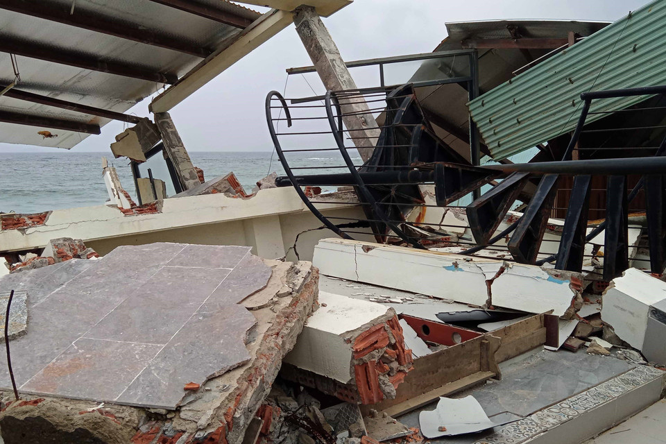 Nhiều nhà ở của người dân phường Cẩm An, thành phố Hội An bị sóng biển đánh sập. (Ảnh: Đoàn Hữu Trung/TTXVN)